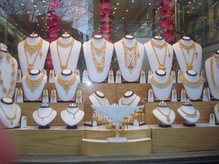 Traditional wedding jewelery made of yellow gold (22k)